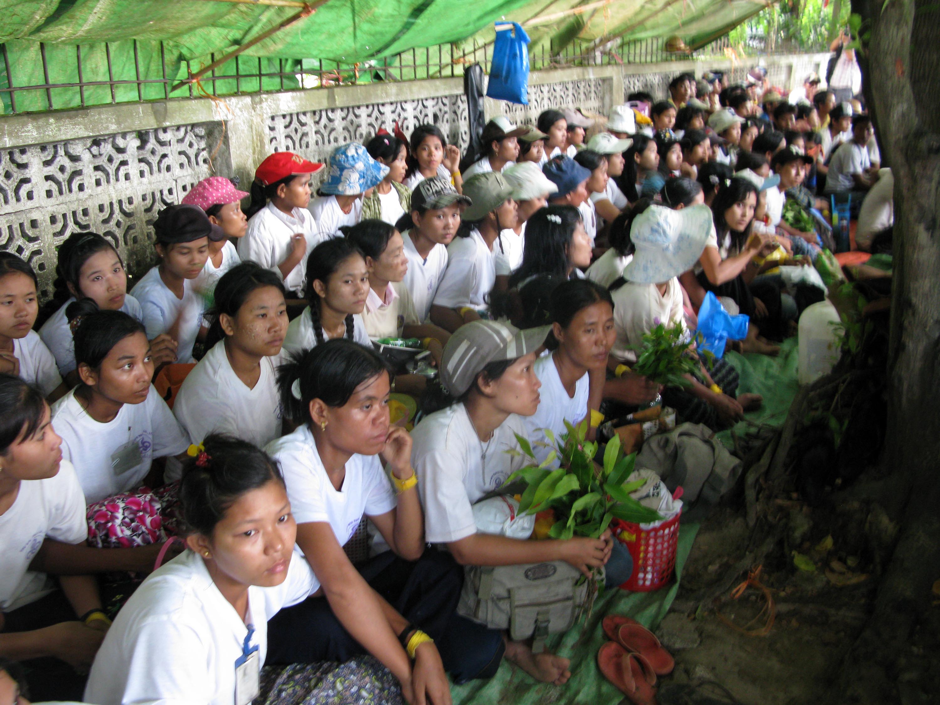 ေတာ္၀င္စက္႐ုံ အလုပ္သမား ၁၀၀ ေက်ာ္ ဆနၵထုတ္ေဖာ္ (ဓာတ္ပုံ)