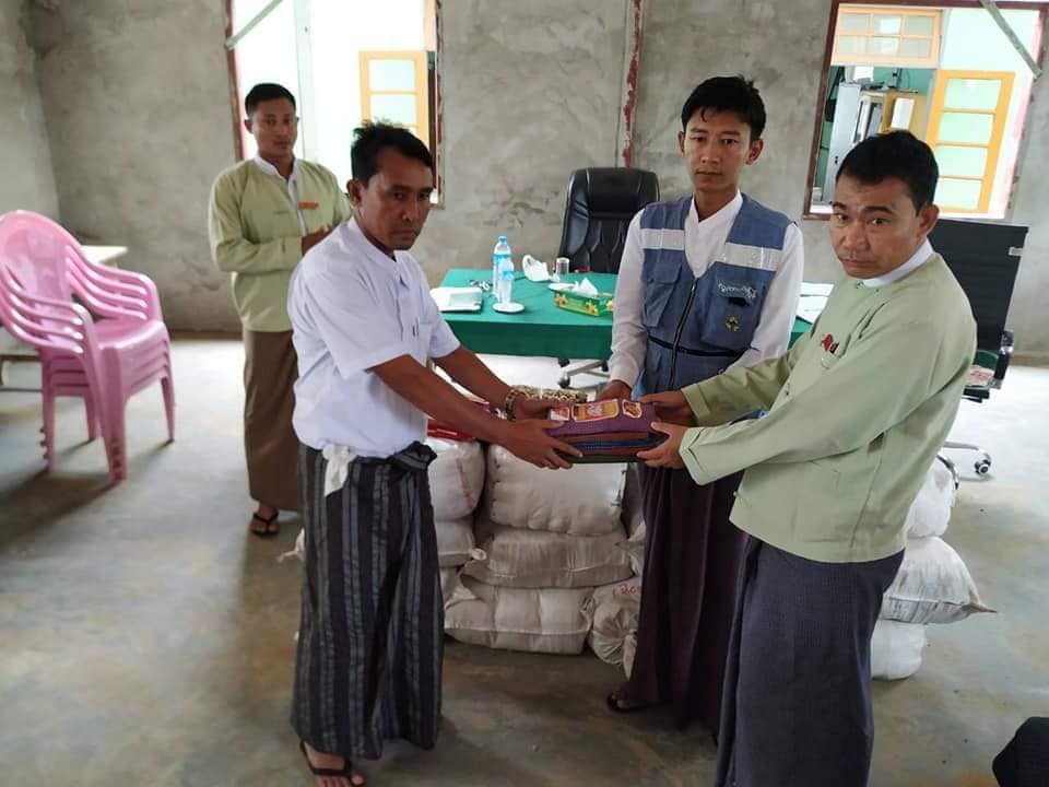 ဘူးသီးေတာင္ၿမိဳ႕နယ္က စစ္ေဘးေရွာင္ ၂၆၀၀ ေက်ာ္ကုိ အ၀တ္အထည္မ်ား ေထာက္ပံ့