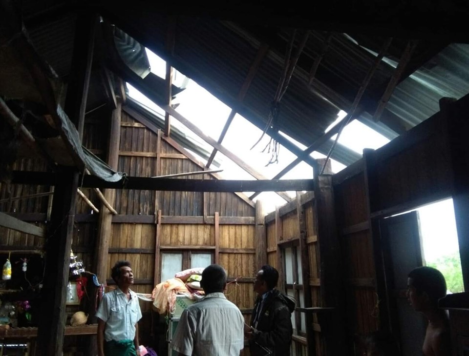 အထက္​မင္​းလွတြင္ ​ေလျပင္​းေၾကာင့္ လူ​ေနအိမ္​ ၁၅ လံုး အမိုးလန္​ပ်က္​စီး