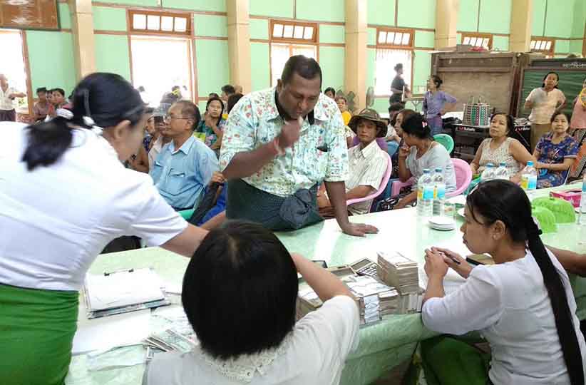 ​​ေခ်ာက္​ၿမိဳ႕မ ​ေစ်းသူ​ေစ်း​သားမ်ားကို ​​ေခ်း​ေငြ က်ပ္​သိန္​း ၅၀၀၀ ခန္​႔ ​ေပးအပ္​