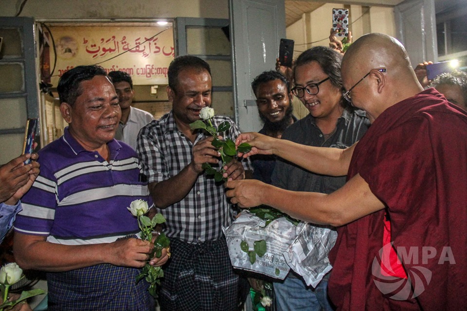 ၀တ္ျပဳခြင့္ပိတ္ပင္ခံခဲ့ရသည့္ မြတ္စလင္မ်ားကို အာရွအလင္းေရာင္ဆရာေတာ္ အားေပးႏွစ္သိမ့္