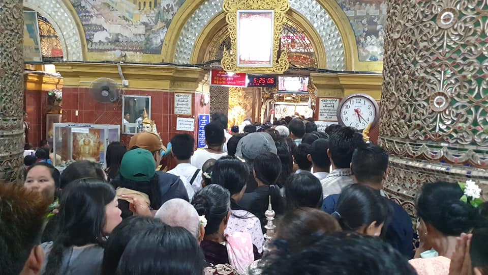 ကဆုန္လျပည့္ေန႔ မုံရြာၿမိဳ႕အနီးတ၀ုိက္ ဘုရားဖူးမ်ားျဖင့္ စည္ကား (ဓာတ္ပုံ)