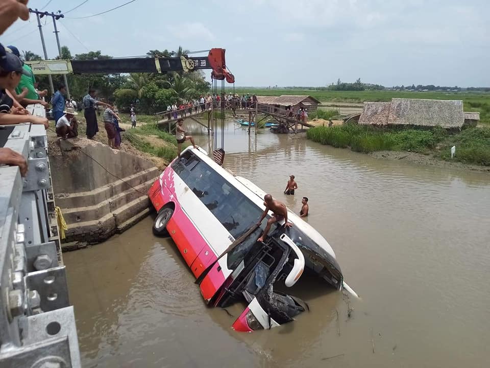 ခရီးသည္တင္ယာဥ္တစီး ေခ်ာင္းထဲထုိးက်၊ ၄ ဦး ဒဏ္ရာရ (ဓာတ္ပုံ)