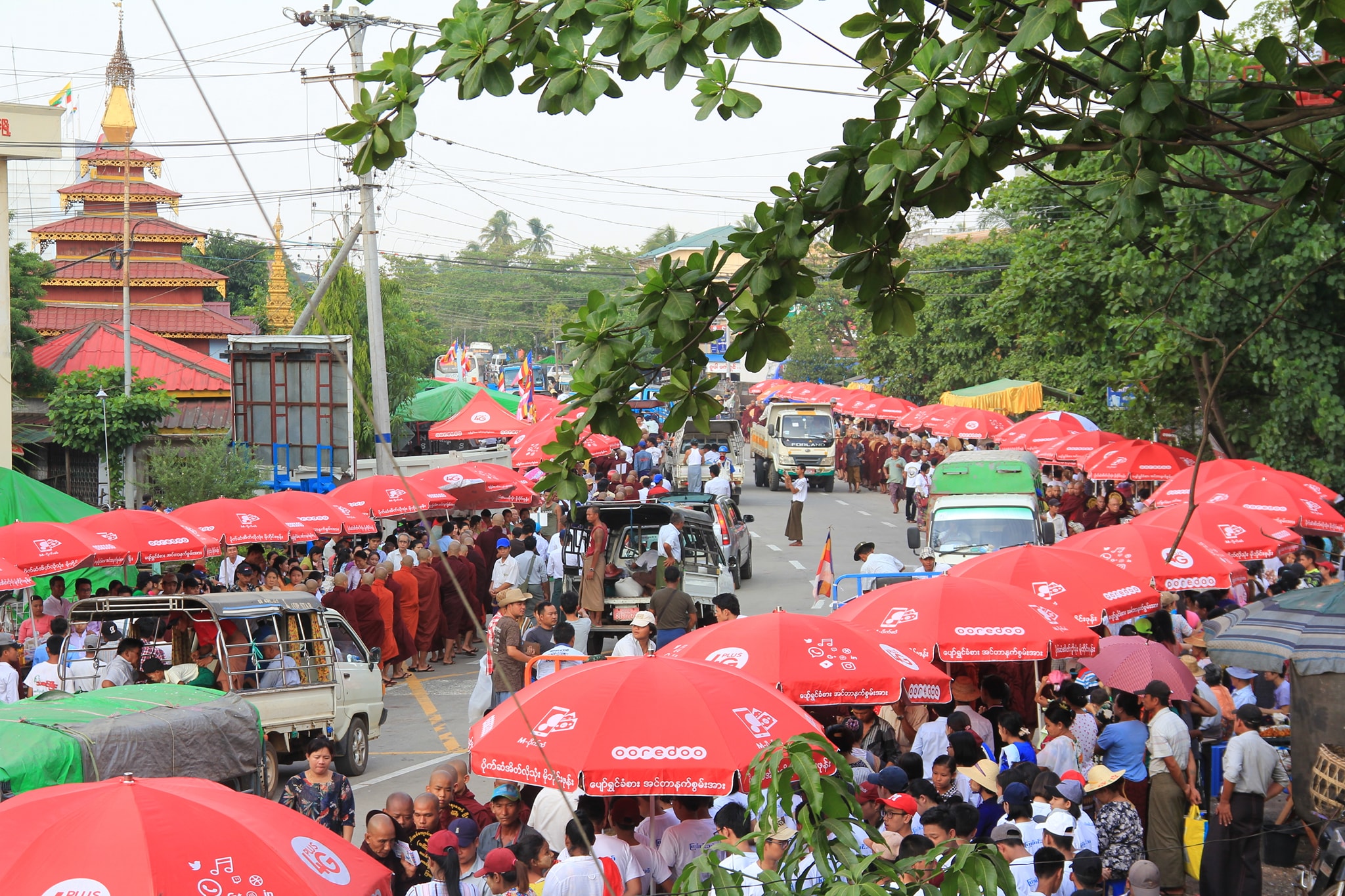 ေညာင္ေလးပင္ၿမိဳ႕ ဆြမ္းဆန္စိမ္းေလာင္းလႉပြဲ (ဓာတ္ပုံ)