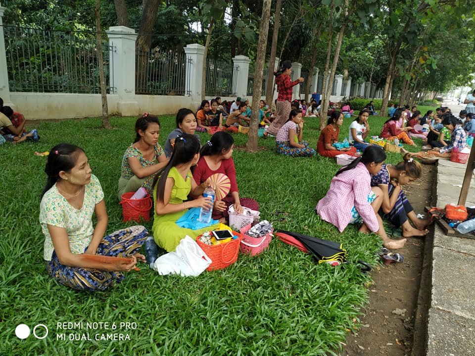 လိႈင္သာယာ အထည္ခ်ဳပ္လုပ္သားမ်ား ၀န္ႀကီးခ်ဳပ္ႏွင့္ေတြ႔ဆံုခြင့္ရရန္ေစာင့္ဆိုင္းေန