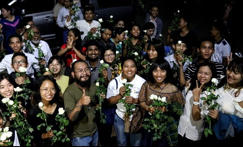 စစ္ကိုင္းၿမဳိ႕ ဗလီတြင္ ၿငိမ္းခ်မ္းေရးလိုလားသူမ်ား ႏွင္းဆီျဖဴ သြားေရာက္ေပးအပ္