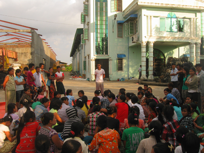 ဒဂံုဆိပ္ကမ္းျမို့နယ္ Golden Day အထည္ခ်ဳပ္အလုပ္သမားမ်ား ဆနၵျပ (ဓာတ္ပုံ)