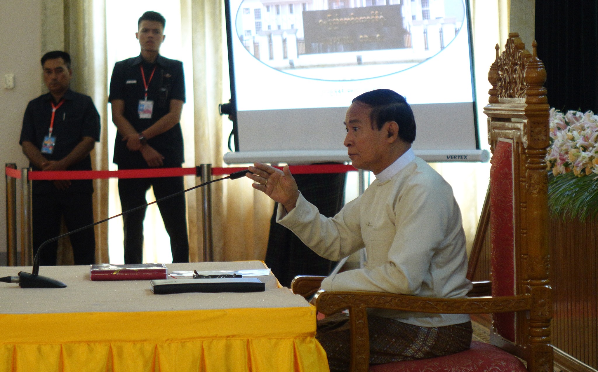 ၀န္ထမ္းမ်ား စည္းမ်ဥ္းစည္းကမ္း လုိက္နာၾကရန္ သမၼတ သတိေပး