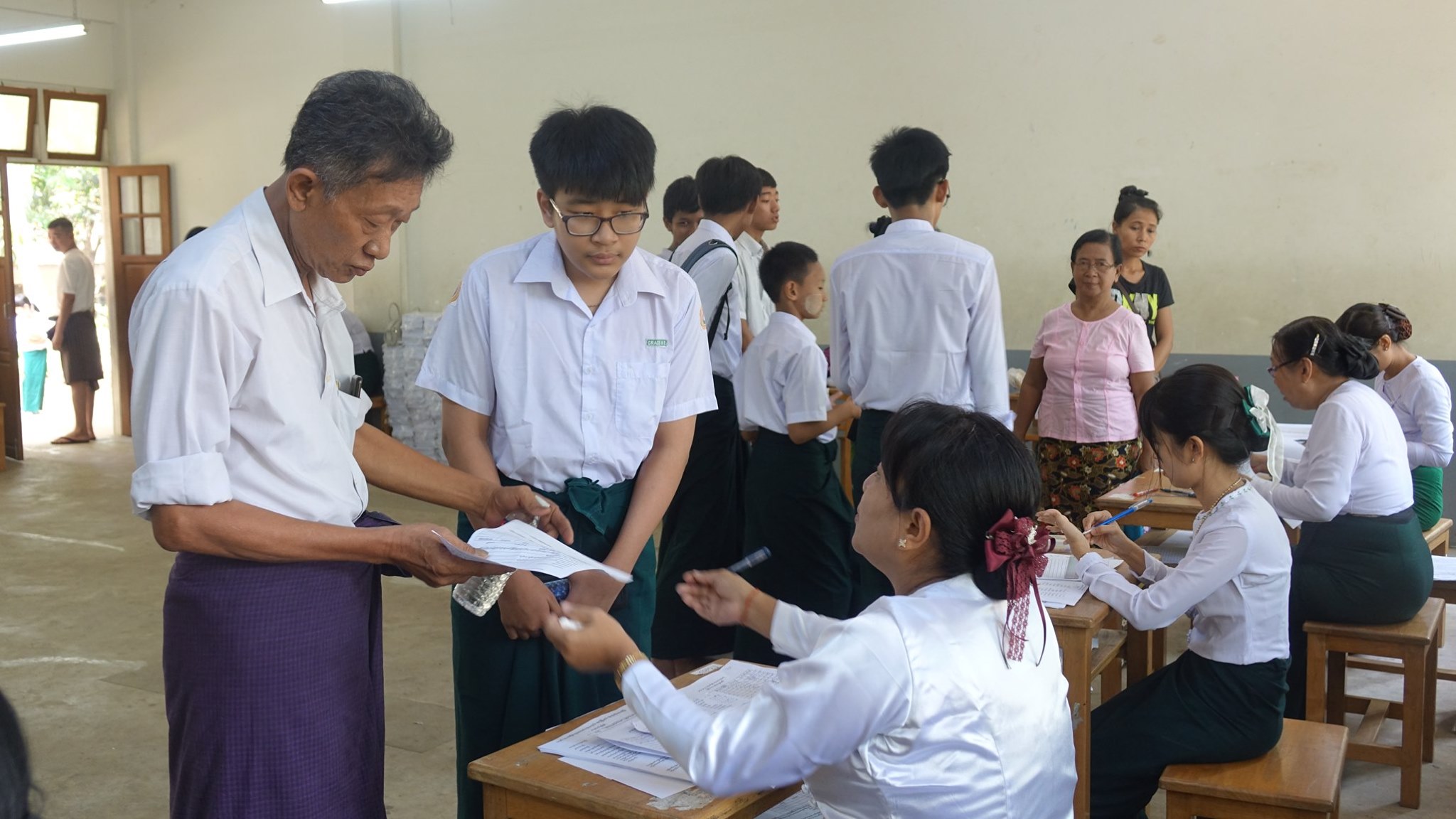 အေျခခံပညာေက်ာင္းမ်ားတြင္ ေက်ာင္းေနအရြယ္ ကေလးငယ္တုိင္းကုိ ေက်ာင္းအပ္လက္ခံ