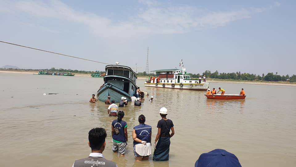 ခ်င္းတြင္းတံတားအနီး ေရယာဥ္ ၂ စီး တုိက္မိ၊ ကေလးအပါအဝင္ လူ ၅ ဦးေသဆံုး