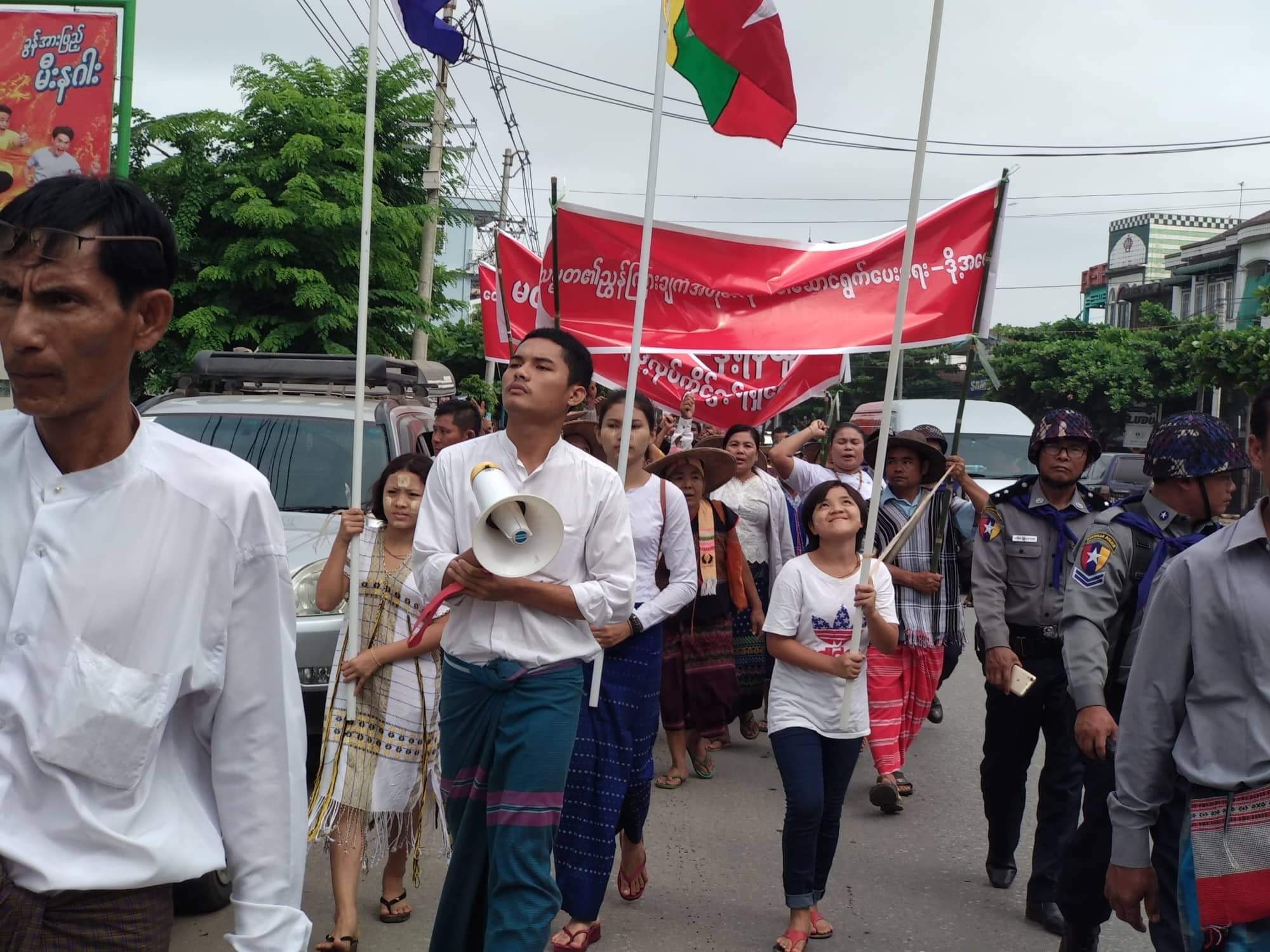 ဘားအံတြင္ သိမ္းဆည္းခံလယ္ေျမမ်ား ျပန္ရေရး ဆႏၵျပ