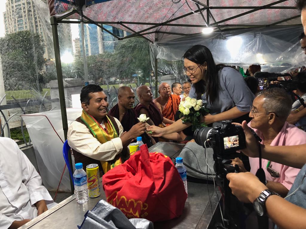 ဘာသာေပါင္းစံု စတုဒိသာအလႉပြဲႏွင့္ ႏွင္းဆီျဖဴလႈပ္ရွားမႈ မဟာဗႏၶဳလပန္းၿခံတြင္ ျပဳလုပ္
