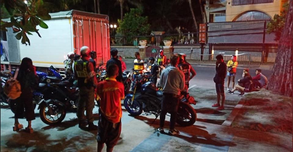ဖူးကက္တြင္ တုတ္ဓားကိုင္ၿပီး အုပ္စုဖြဲ႔ရန္ျဖစ္သည့္ ျမန္မာလူငယ္ ၁၀၀ ခန္႔ကို ထိုင္းရဲၿဖိဳခြင္း