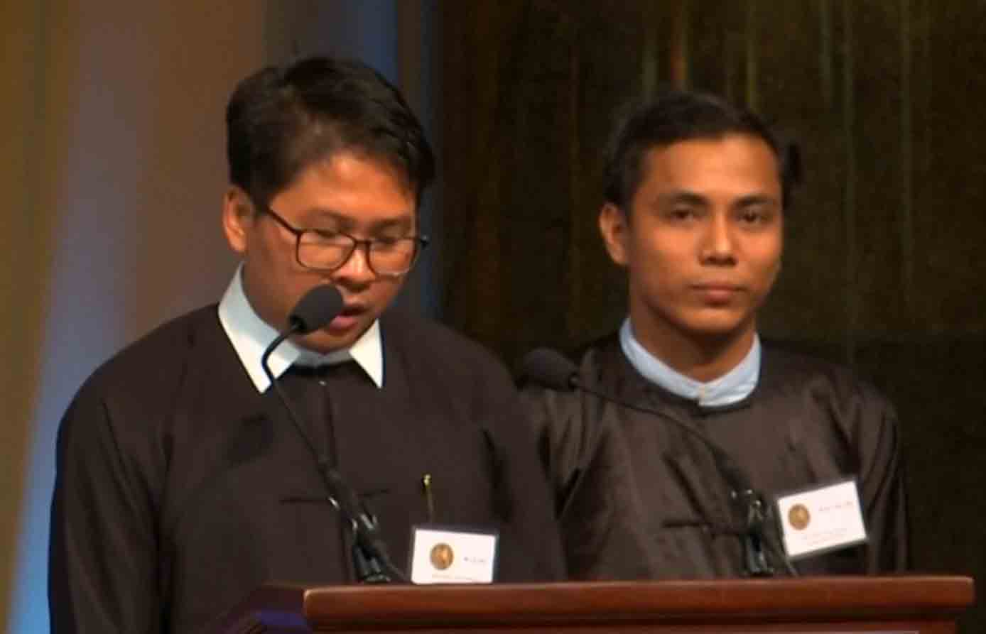 ႐ုိက္တာသတင္းေထာက္ ကို၀လံုးႏွင့္ ကိုေက်ာ္စိုးဦးတို႔  ပူလစ္ဇာဆု လက္ခံယူ