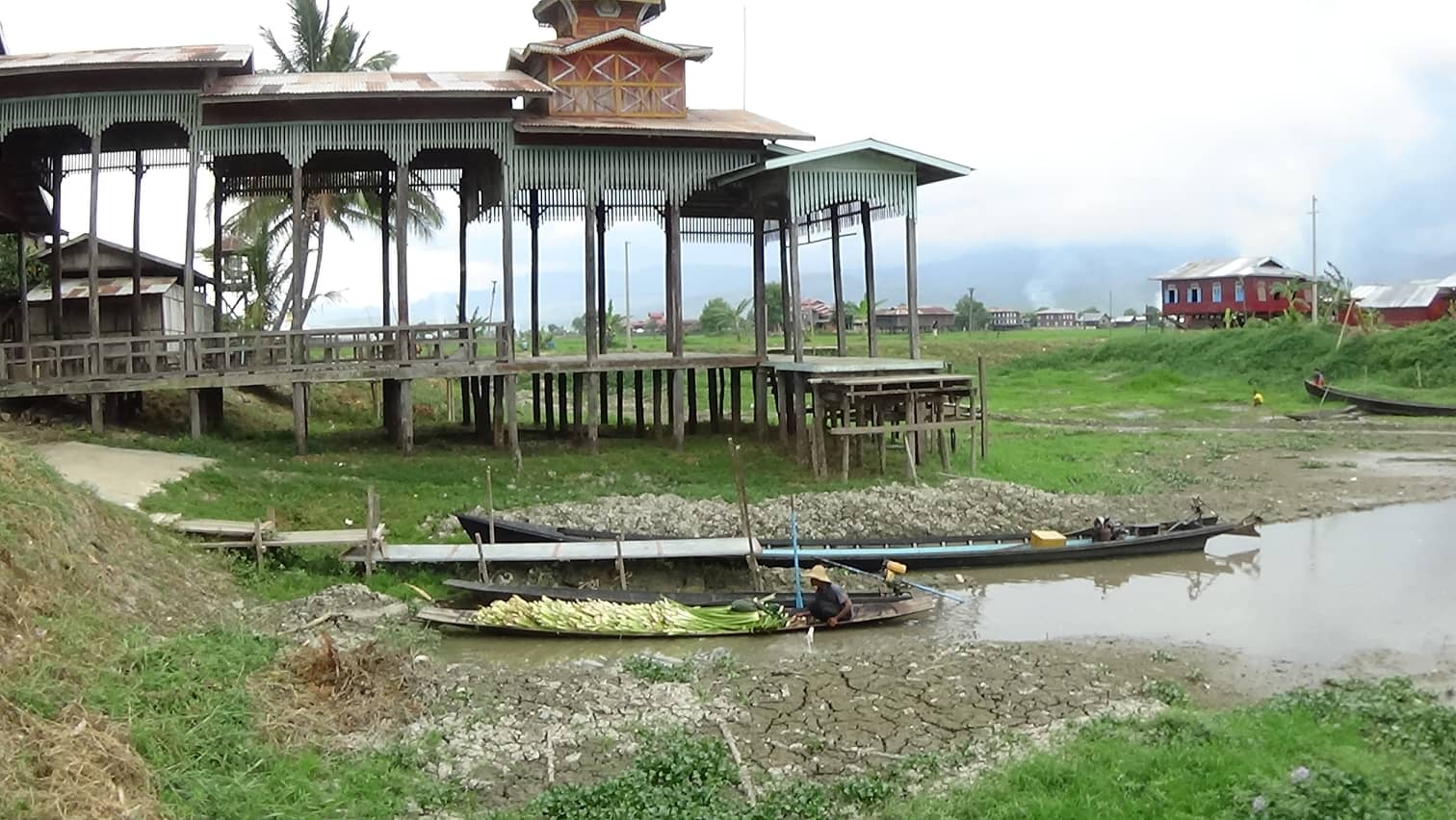 ေရခန္းေျခာက္၍ ေလွလမ္းေပ်ာက္ေနသည့္ အင္းေလး (ဓာတ္ပံု)