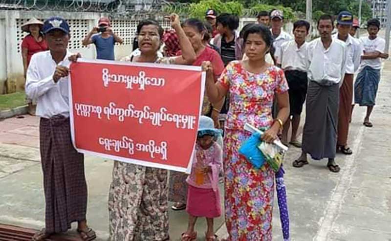 ပဲခူးတိုင္း အစိုးရ႐ုံးေရွ႕တြင္ တေန႔တည္း ႏွစ္ႀကိမ္ ဆႏၵထုတ္ေဖာ္