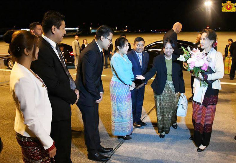 ႏိုင္ငံေတာ္အတုိင္ပင္ခံပုဂၢိဳလ္ ေဒၚေအာင္ဆန္းစုၾကည္ ခ်က္ႏုိင္ငံ ေရာက္ရွိ (ဓာတ္ပုံ)
