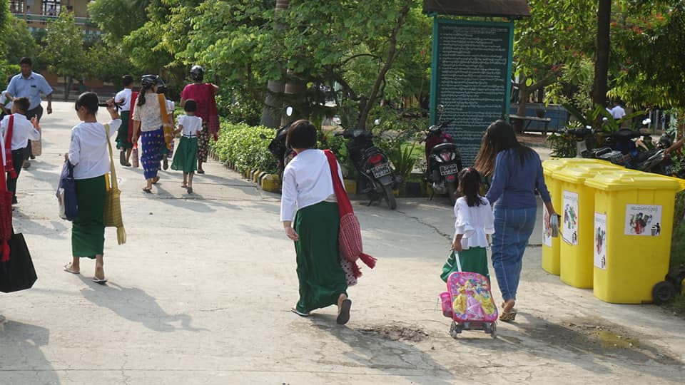 ခ်မ္းျမသာစည္ အထက အမွတ္ (၃၀) တြင္ ေက်ာပုိးအိတ္ျဖင့္ ေက်ာင္းမတက္ရန္ တားျမစ္