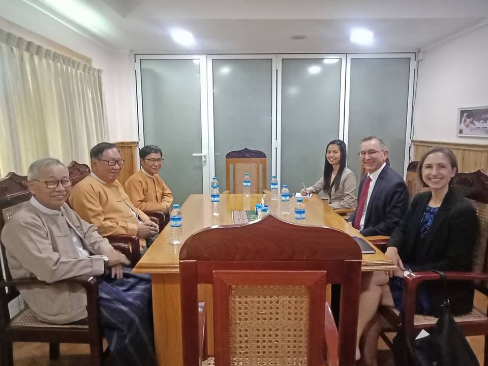 အေမရိကန္သံအမတ္ ႏိုင္ငံေရးပါတီမ်ားႏွင့္ေတြ႔ဆံု