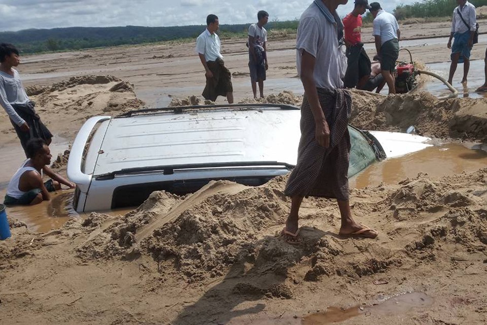 တပ္ကုန္းၿမိဳ႕နယ္တြင္ ကားတစီး ေရစီးႏွင့္ေမ်ာပါၿပီး သဲထဲနစ္ျမဳပ္