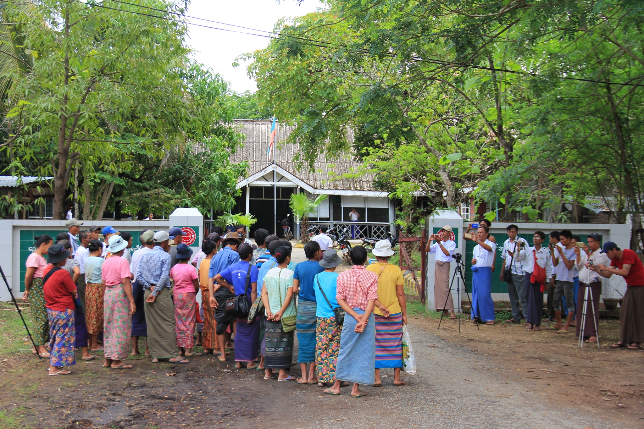 ေညာင္ေလးပင္ၿမိဳ႕နယ္တြင္ လယ္ေျမသိမ္းခံရသည့္ ေတာင္သူမ်ား ဆႏၵျပ (ဓာတ္ပံု)