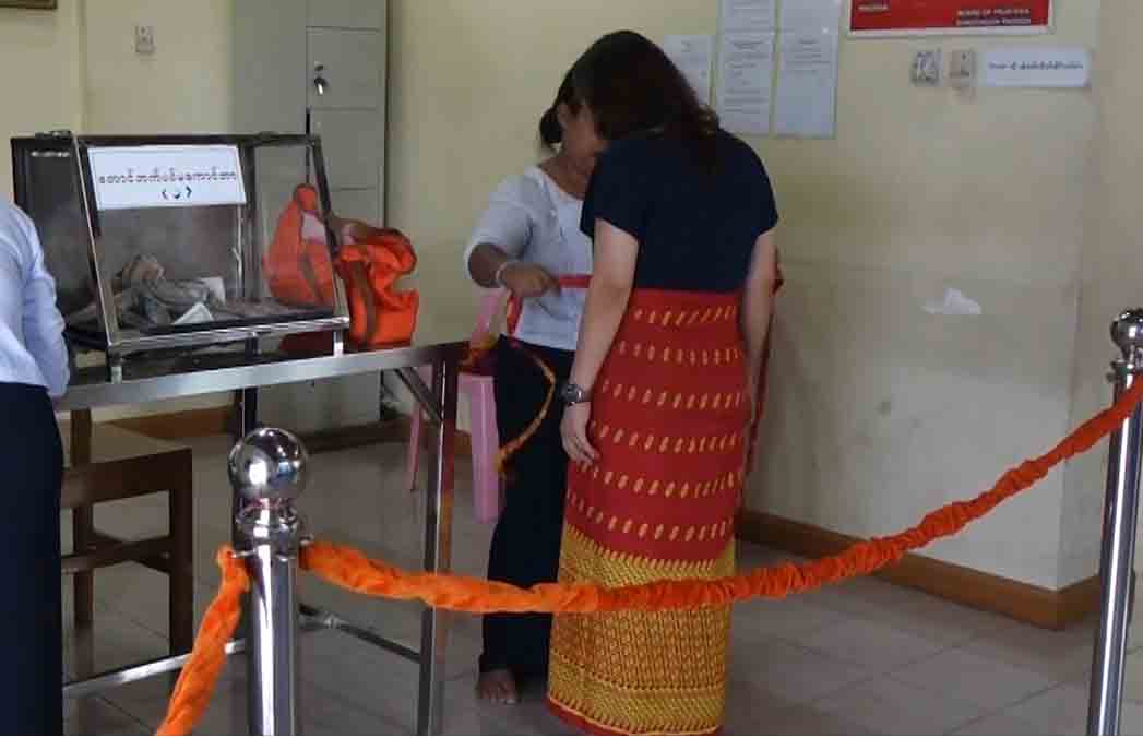 ေရႊတိဂံုဘုရားေပၚ ဝတ္စားဆင္ယင္မႈ စည္းကမ္းတင္းက်ပ္သည့္ကိစၥ နားလည္ေပးရန္ ေဂါပကေျပာ