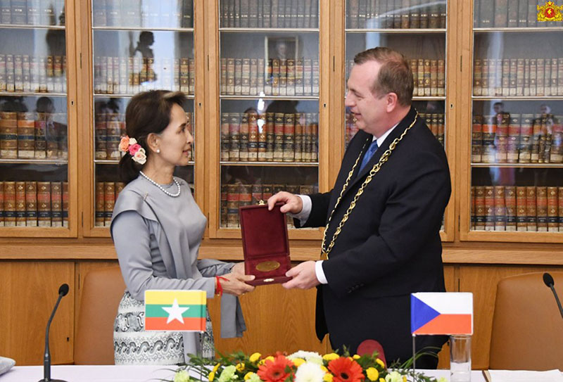 ေဒၚေအာင္ဆန္းစုၾကည္ကို Charles တကၠသိုလ္က သမိုင္းဝင္ဆုတံဆိပ္ ဂုဏ္ျပဳခ်ီးျမႇင့္