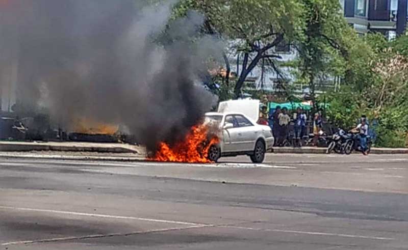 ျပည္ႀကီးတံခြန္တြင္ ကားတစီး ဝါယာႀကိဳးအပူလြန္ကဲၿပီး မီးေလာင္