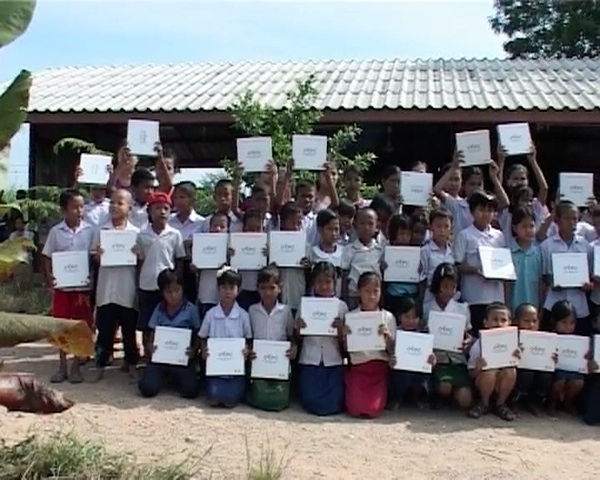 ေ႐ြွႊ့ေျပာင္းျမန္မာေက်ာင္းသားအခ်ဳိ့Tablet ကြန္ပ်ဴတာ အခမဲ့ရ႐ွိ