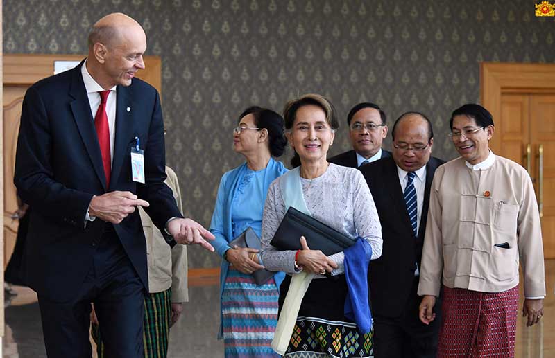 ေဒၚေအာင္ဆန္းစုၾကည္ ဟန္ေဂရီနုိင္ငံမွ ျပန္လည္ေရာက္ရွိ (ဓာတ္ပုံ)