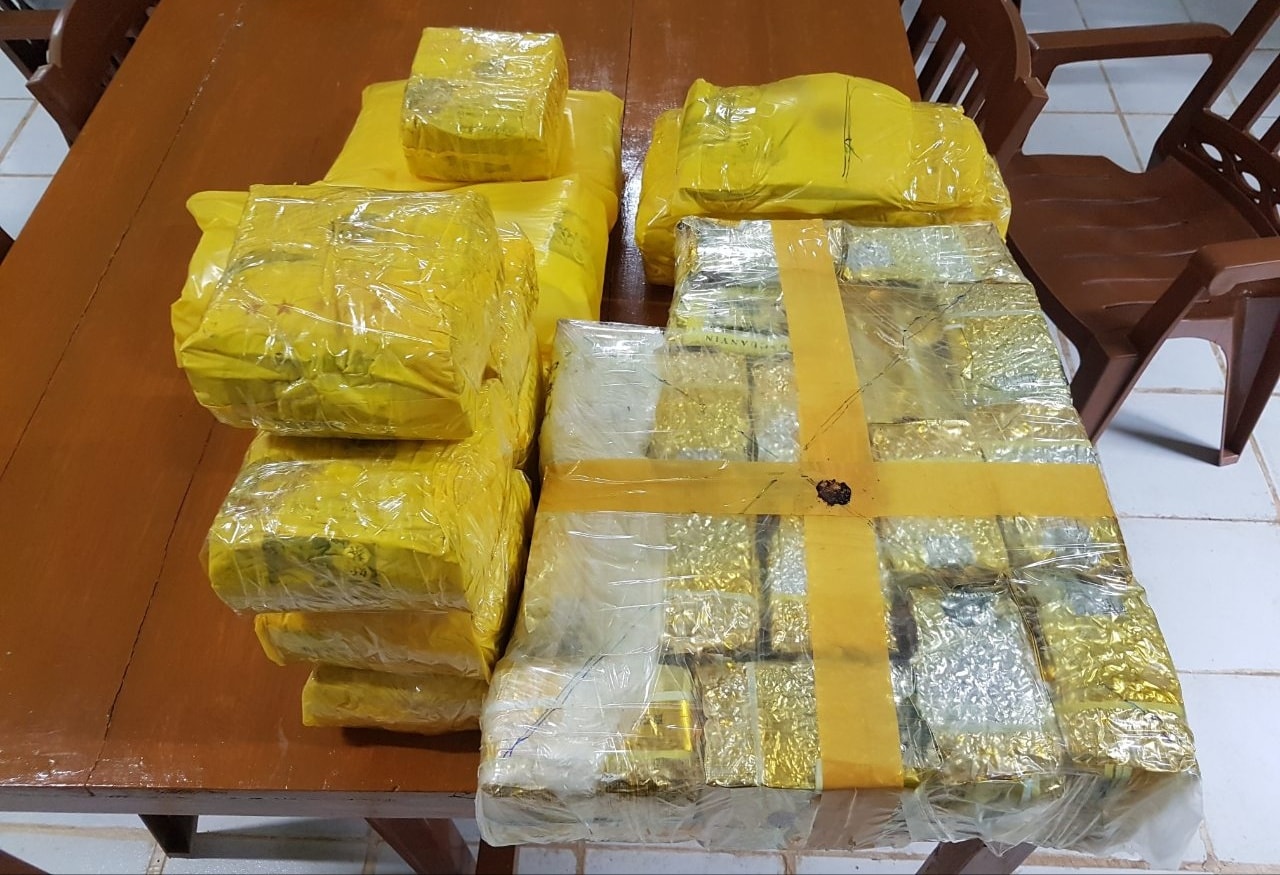 ပင္လယ္တြင္ေမ်ာလာသည့္ ပိုင္ရွင္မဲ့ ICE မူးယစ္ေဆးမ်ား ေရတပ္ဆယ္ယူသိမ္းဆည္း