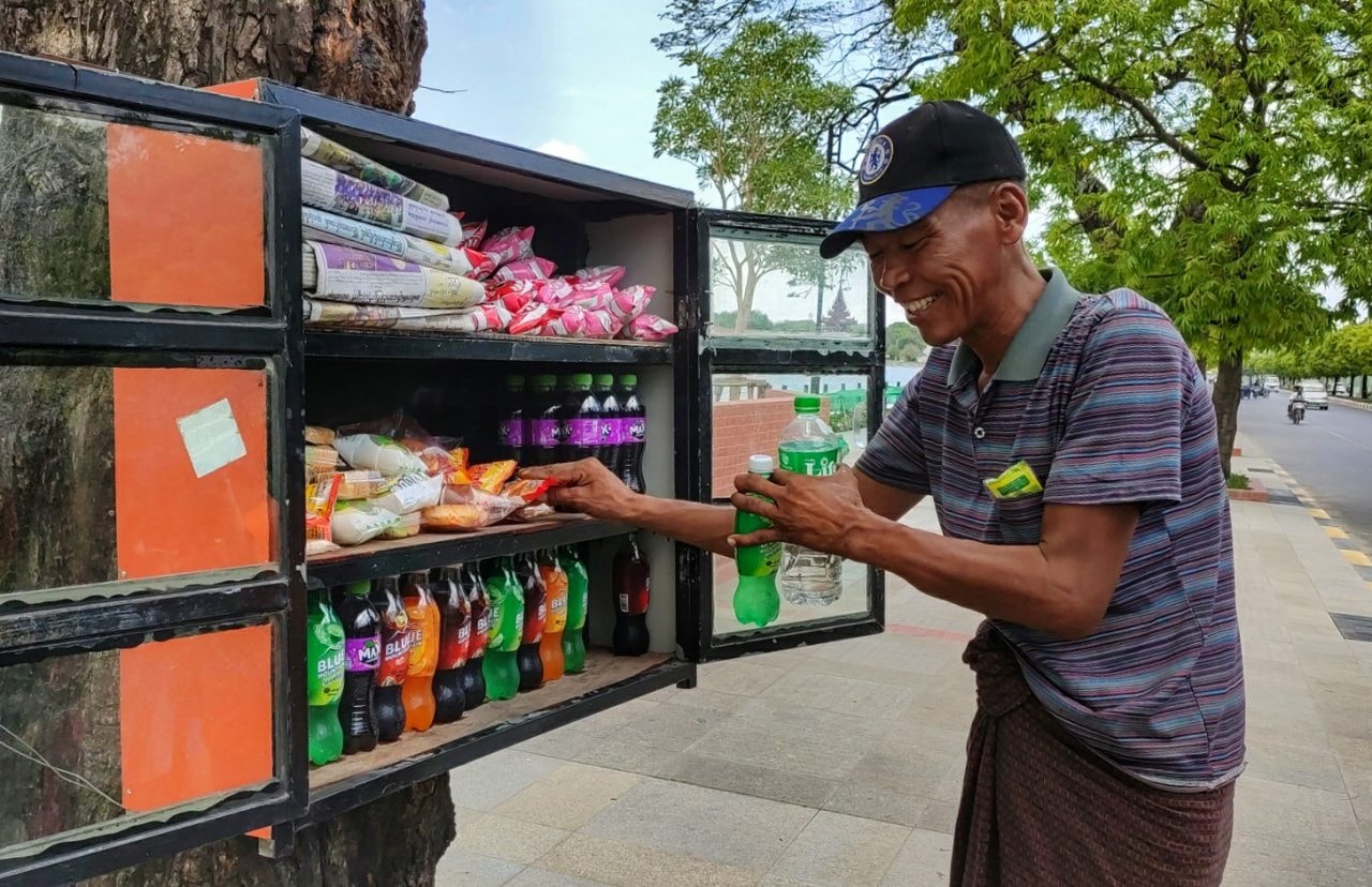 မႏၱေလးက်ံဳးအေရွ႕ဘက္တြင္ အခမဲ့စားသံုးႏိုင္သည့္  Food Box ထားရွိ
