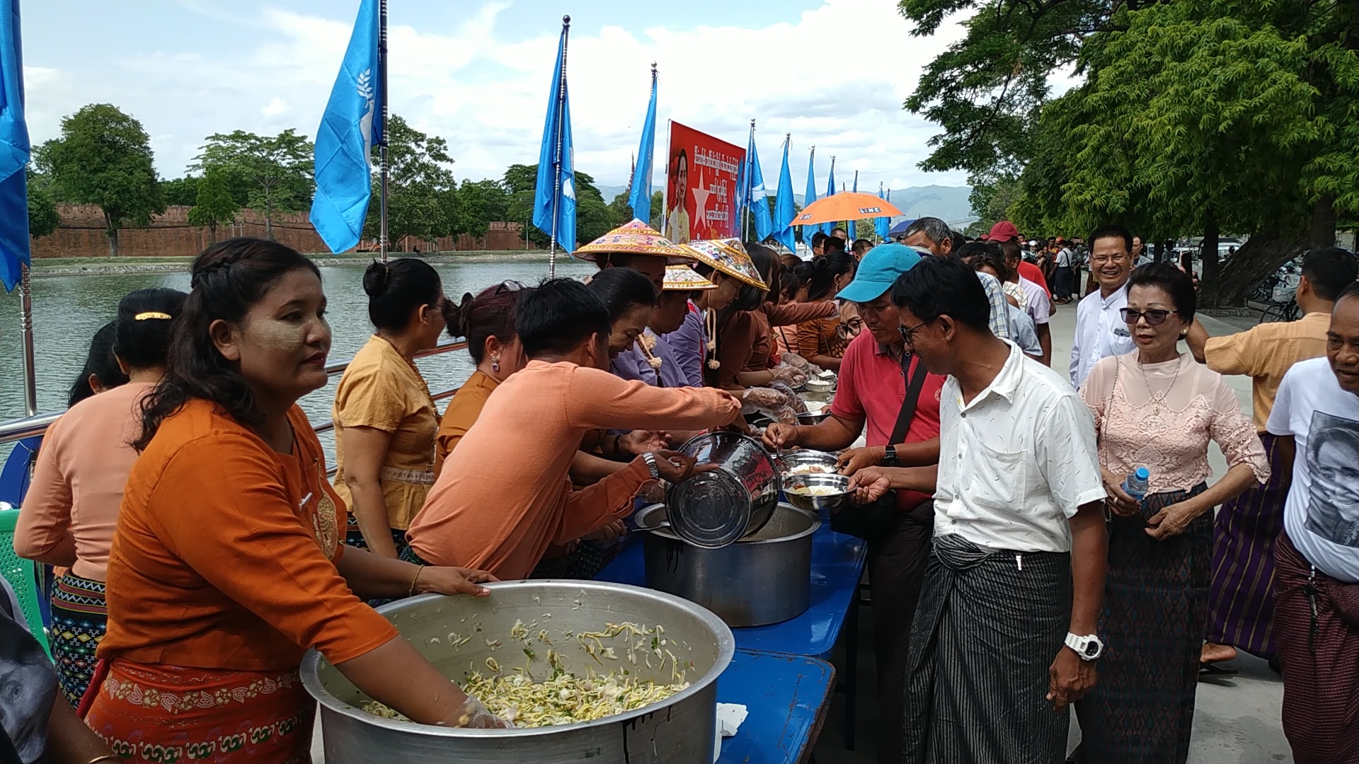 ေဒၚေအာင္ဆန္းစုၾကည္၏ ေမြးေန႔အႀကိဳ က်ံဳးေဘးတြင္ စတုဒီသာ ေကြၽးေမြးလႉဒါန္း