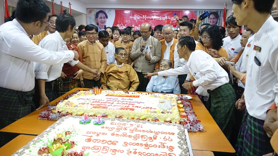 အန္အယ္လ္ဒီ ႐ုံးခ်ဳပ္မွာ က်င္းပသည့္ ေဒၚေအာင္ဆန္းစုၾကည္ေမြးေန႔ (ဓာတ္ပံု)