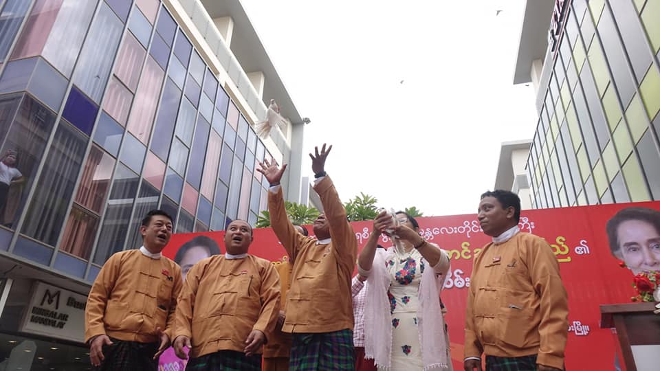 ေဒၚစုေမြးေန႔ႏွင့္ ျမန္မာျပည္ၿငိမ္းခ်မ္းေရးအတြက္ မႏၱေလးတြင္ ဂ်ဳိးျဖဴငွက္လႊတ္ ဆုေတာင္း