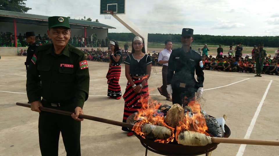 ​ဖမ္​းဆီးရမိသည့္မူးယစ္​​ေဆးဝါးမ်ားကုိ UWSA  ‘၀’တပ္ဖဲြ႔ မီး႐ိႈ႕ဖ်က္​ဆီး