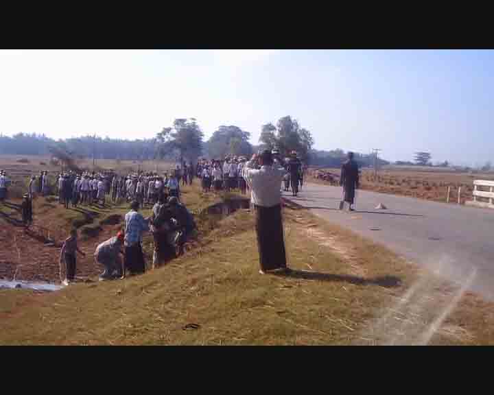 မိုးထိမိုးမိ ဆနၵျပေခါင္းေဆာင္မ်ားကုိ ရဲကရိုက္နွက္ဖမ္းဆီး