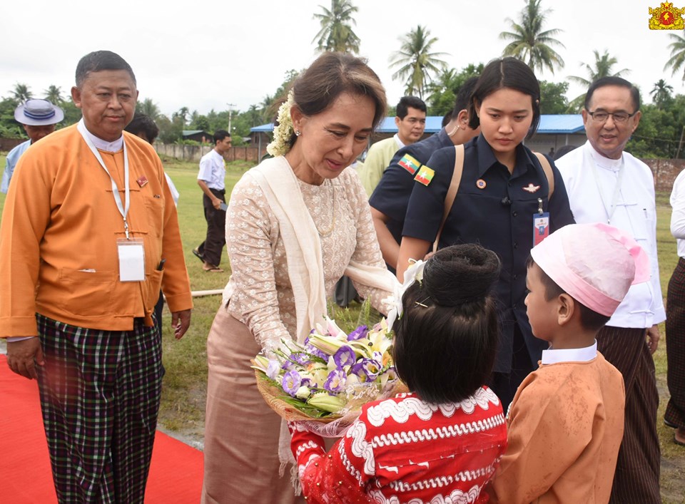 ေဒၚေအာင္ဆန္းစုၾကည္ ဓႏုျဖဴၿမိဳ႕နယ္ခရီးစဥ္ မွတ္တမ္းဓာတ္ပုံမ်ား