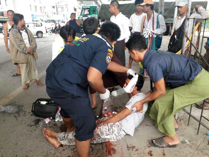 ယာဥ္ ၃ စီးအားတုိက္မိၿပီး ဘုရင့္ေနာင္တံတားေပၚ ခုန္ခ်ထြက္ေျပး (႐ုပ္သံ)