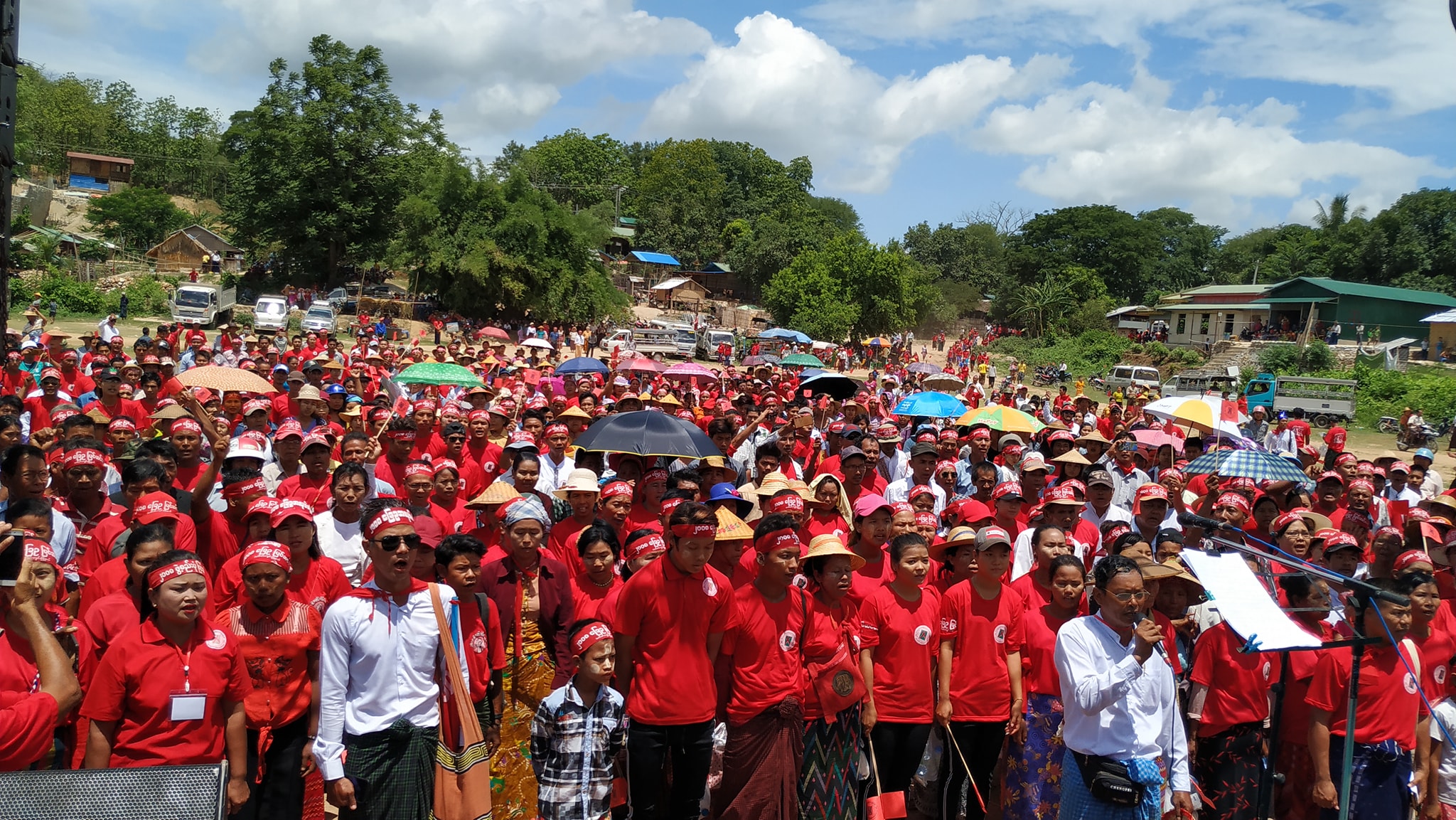 ဖြဲ႔စည္းပံု ျပင္ဆင္ေရး သပိတ္က်င္းတြင္ လူေထာင္ခ်ီ ဆႏၵျပ