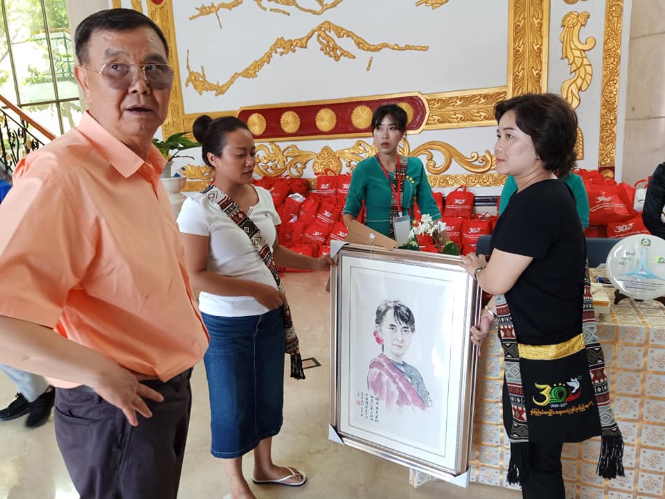 အန္ဒီေအေအေခါင္းေဆာင္၏ဇနီးက ေဒၚေအာင္ဆန္းစုၾကည္ ပံုတူပန္းခ်ီကား ေပးအပ္