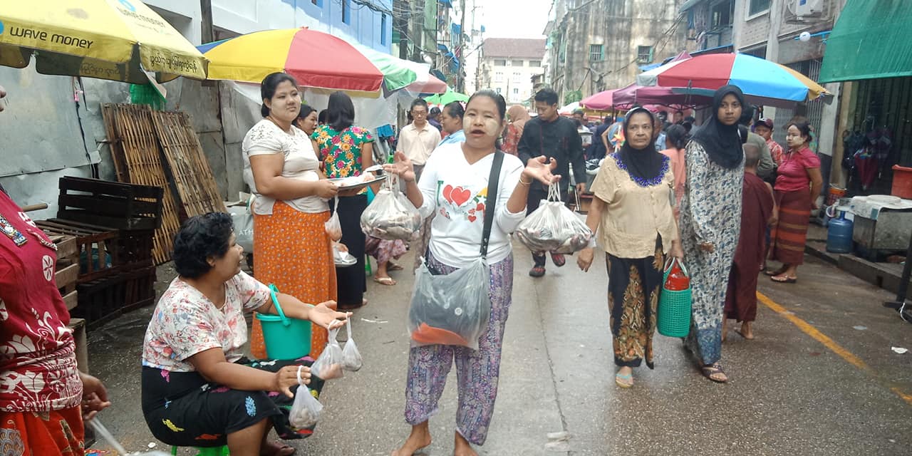 သားငါးမ်ားကို လမ္းေပၚမွာခ်ေရာင္းခြင့္မရသျဖင့္ လက္ေပၚတင္ေရာင္းခ်ေန (ဓာတ္ပံု)