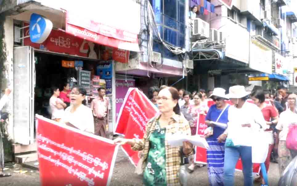 မီတာခတိုးျမႇင့္သည့္အေပၚ ပုဇြန္ေတာင္တြင္ ကန္႔ကြက္ဆႏၵျပ