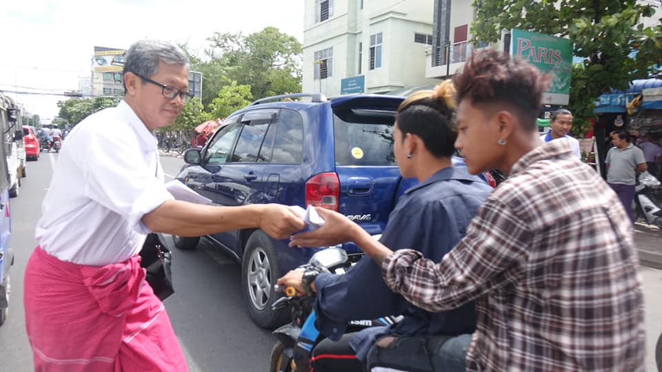 ျမစ္ဆံုစီမံကိန္း အၿပီးတိုင္ဖ်က္သိမ္းေရး လက္ကမ္းစာေစာင္မ်ား မႏၲေလးတြင္ ျဖန္႔ေ၀