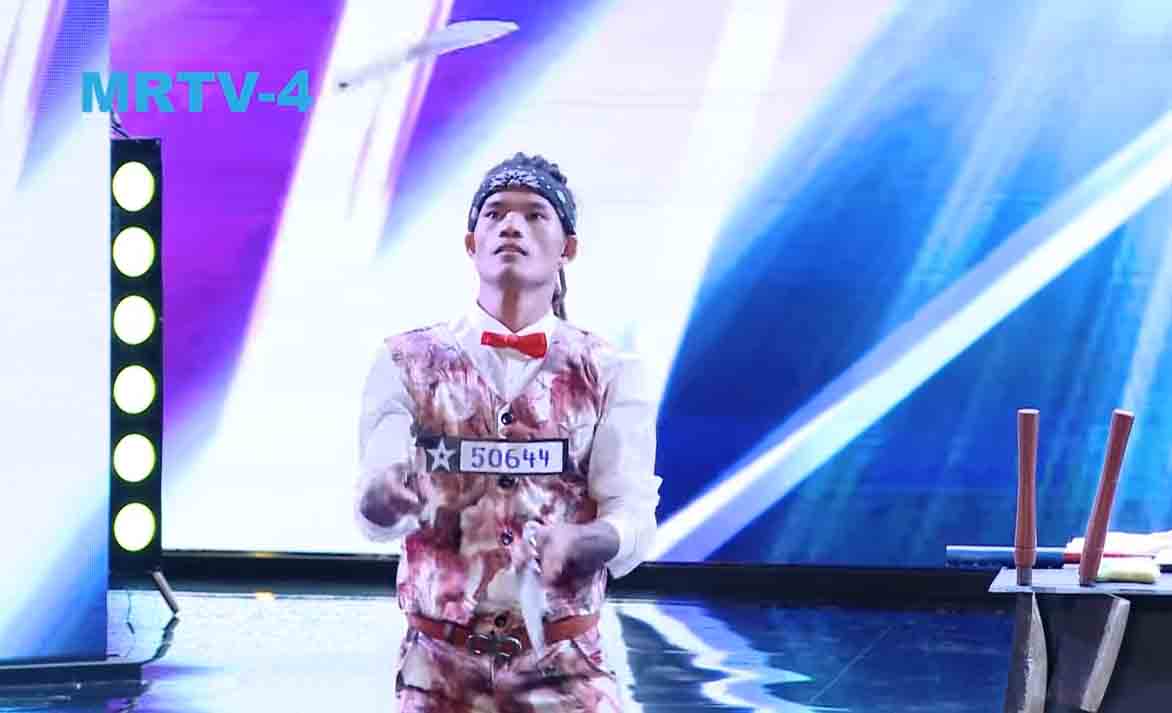 ဓား၊ ပုဆိန္အသံုးျပဳ ေသြးပ်က္ဖြယ္ျပကြက္ျဖင့္ Myanmar’s Got Talent မွာ Golden Buzzer ရသြားခဲ့သူ(႐ုပ္သံ)