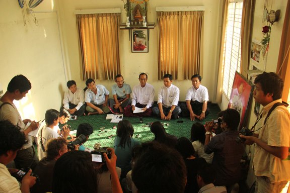 ဆနၵျပသူမ်ားကုိ အၾကမ္းမဖက္ရန္နွင့္ ေၾကးနီစီမံကိန္း ရပ္ဆုိင္းရန္ ၈၈ မ်ဳိးဆက္ ေတာင္းဆုိ