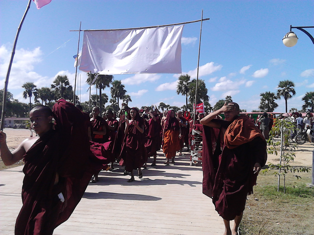 မုံ႐ြာဆနၵျပသံဃာမ်ား ေၾကးနီစီမံကိန္းဖ်က္သိမ္းေရး သပိတ္စခန္းမ်ားနွင့္ ပူးေပါင္း