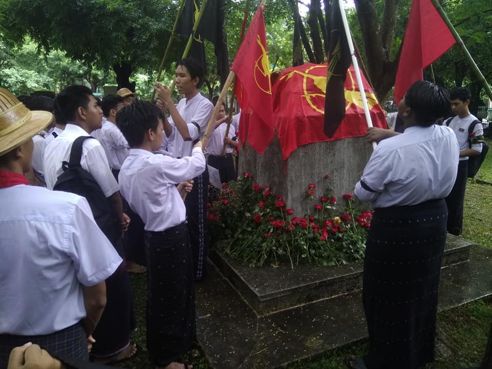 ဆဲ​ဗင္​းဇူလိုင္​​​ ေအာက္​​ေမ့ဖြယ္​အခမ္​းအနား ​ဗိုလ္​​ေအာင္​​ေက်ာ္​အုတ္​ဂူ​ေ႐ွ႕တြင္ ျပဳလုပ္