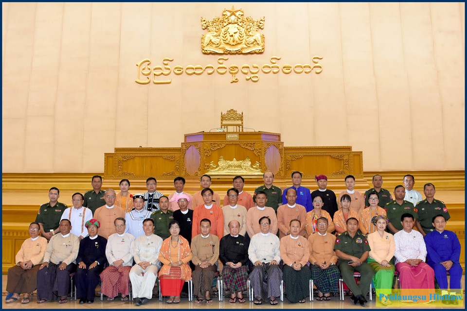 လႊတ္ေတာ္တင္မည့္ ဖြဲ႔စည္းပံုျပင္ဆင္ေရး အစီရင္ခံစာ ၄၅ ဦး ေကာ္မတီ၀င္မ်ား အတည္ျပဳ