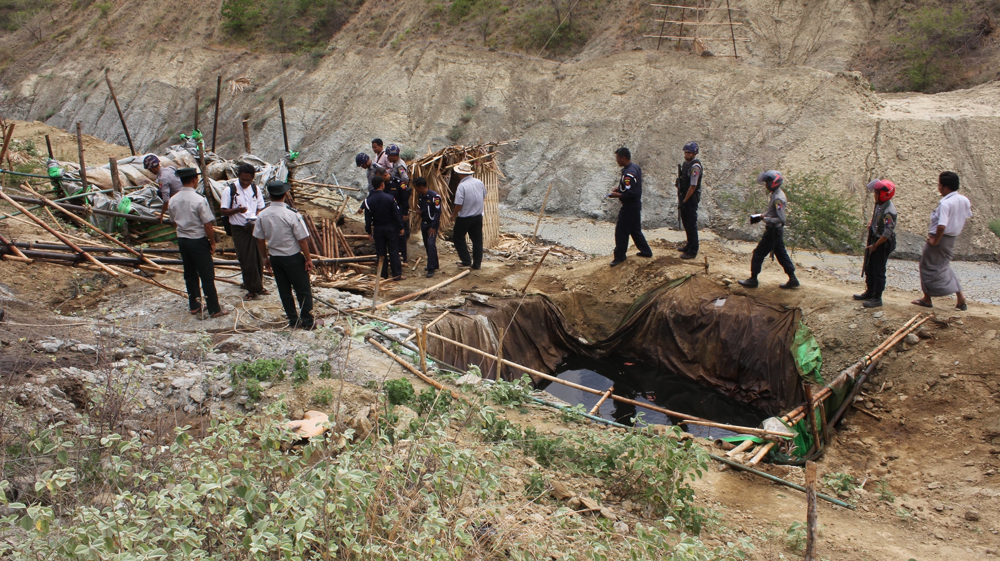 တက္မ ေရနံေမွာ္တြင္ တရားမ၀င္ေရနံတူးသူ လုပ္ငန္းရွင္ ၁၀ ဦးကို တရားစြဲဆို